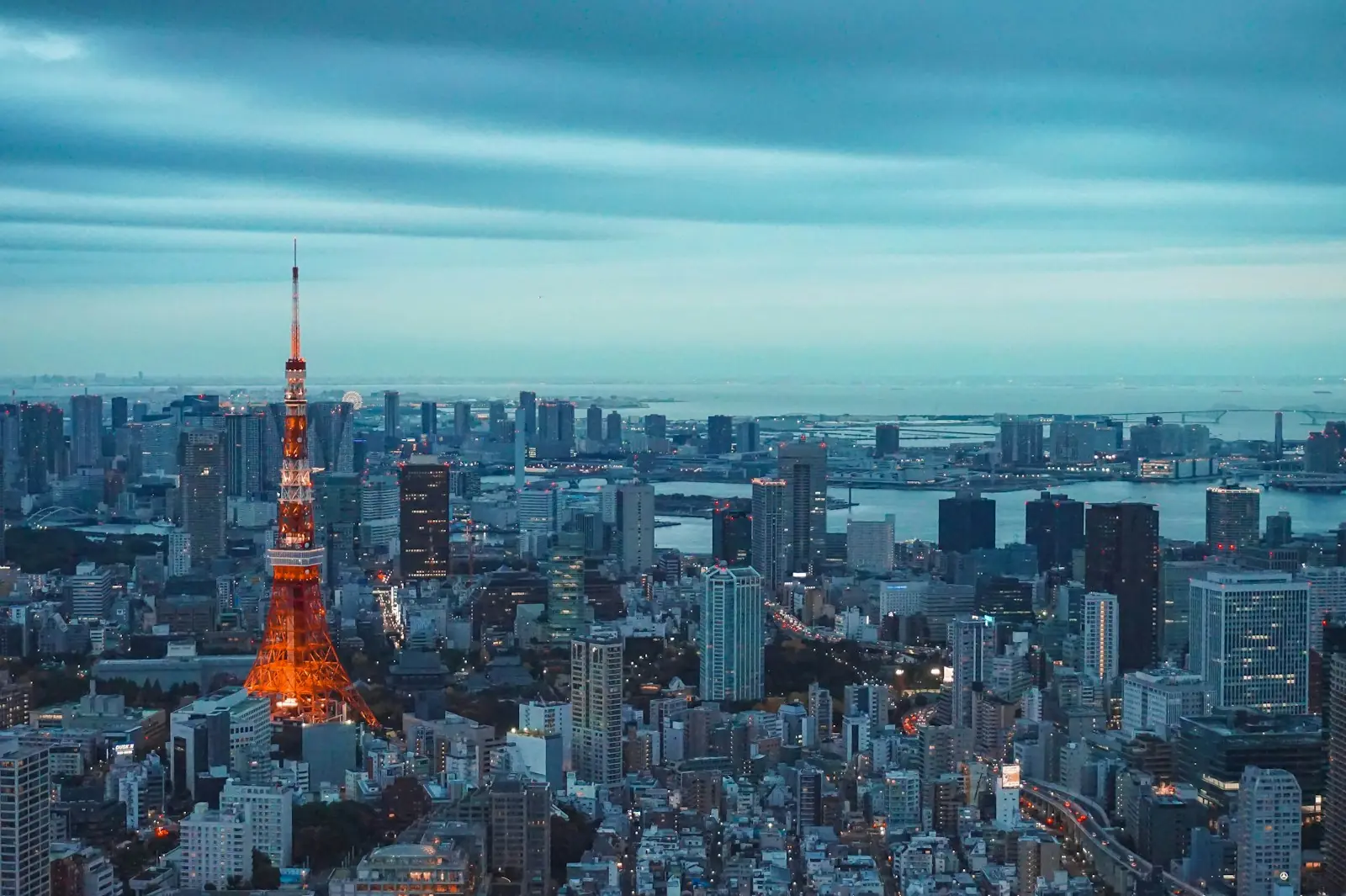 夕暮れの東京の街並み